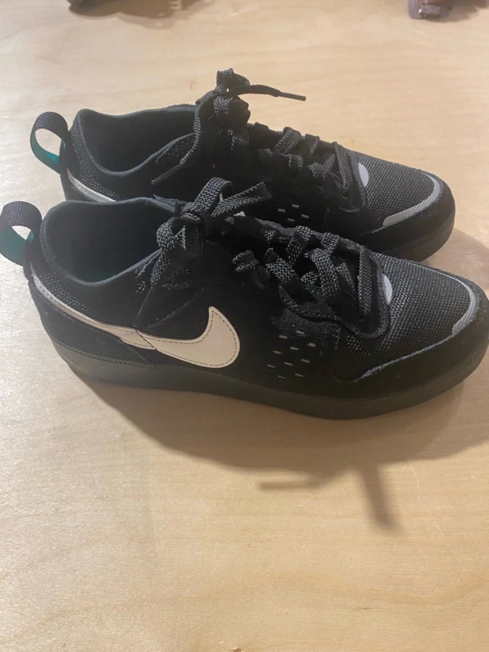 Nike Black Low-Top Lace-Up Sneakers with Subtle White Accents Boys Size 5Y (QY)